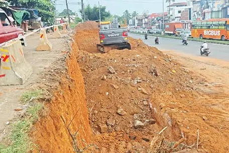 പുതുക്കാട് മേൽപ്പാലം: മുന്നറിയിപ്പില്ലാതെ കോളേജ് റോഡ് പൊളിച്ചു