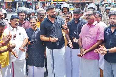 യുവമോർച്ചയുടെ റോഡ് ഉപരോധത്തിൽ പോലീസുമായി ഉന്തുംതള്ളും