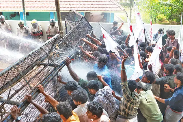പോലീസ്-യൂത്ത് കോൺഗ്രസ് ആക്രമണം: എസ്.എഫ്.ഐ. പ്രതിഷേധിച്ചു