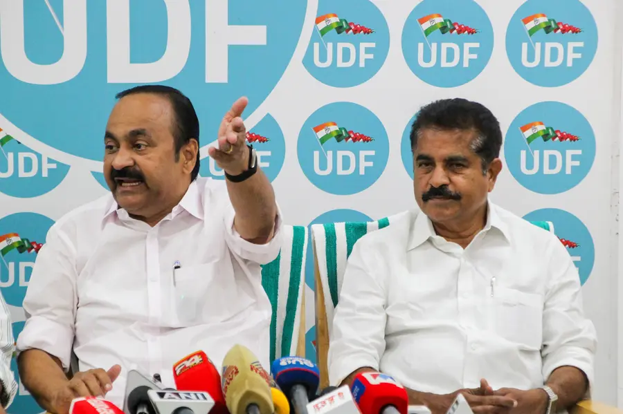 കോൺഗ്രസ് നേതൃത്വത്തെ ഞെട്ടിച്ച് സതീശനോട് 'പഞ്ചഗുസ്തി'ക്ക് അടൂർ പ്രകാശ്; അസാധാരണനീക്കം