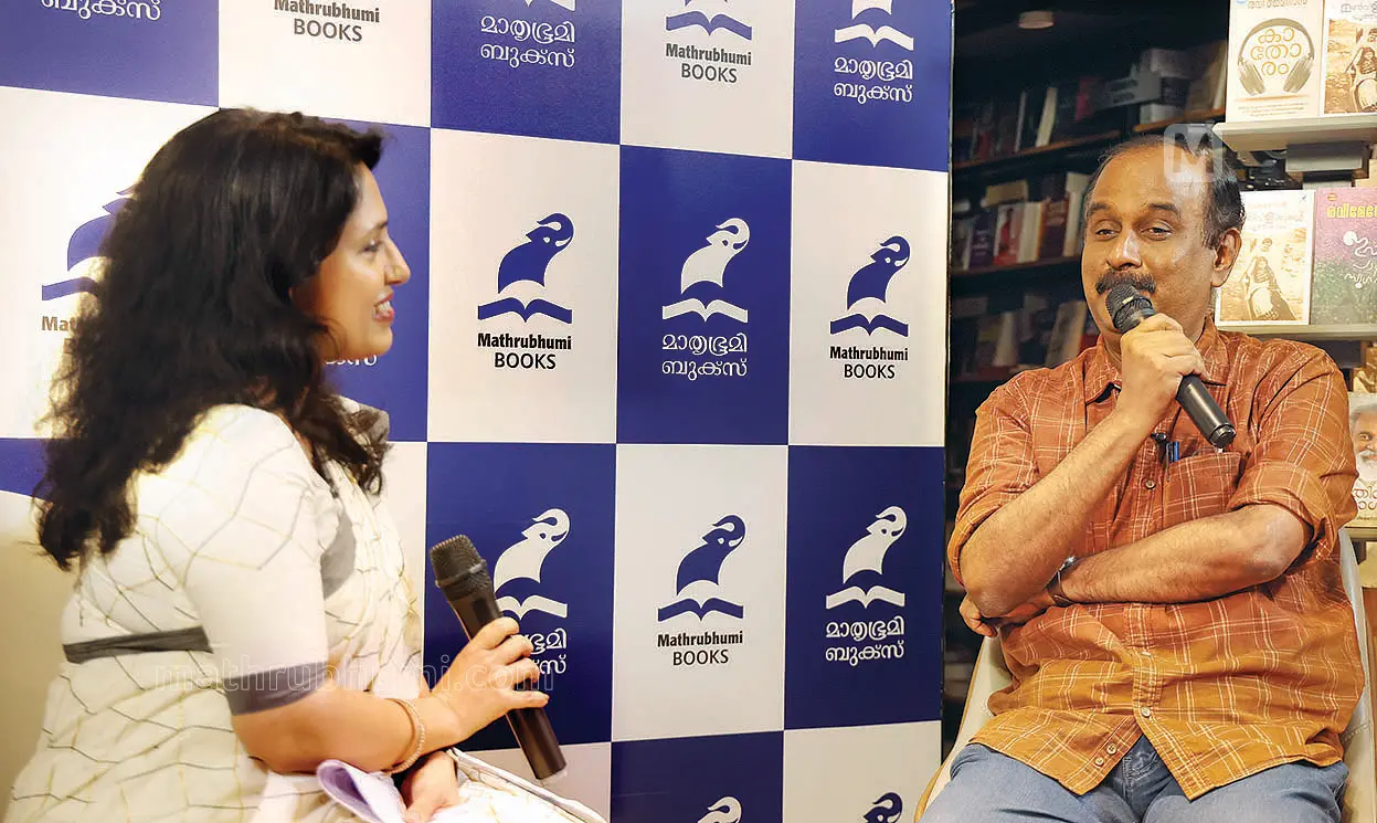 അന്താരാഷ്ട്ര സംഗീതദിനത്തിൽ കാക്കനാട് മാതൃഭൂമി ബുക്സിൽതുടക്കമിട്ട 'പാട്ടുവഴിയോരത്ത്' എന്ന സാംസ്കാരിക കൂട്ടായ്മയുടെ ആദ്യപതിപ്പിൽ രവി മേനോൻ സംസാരിക്കുന്നു. ആർ.ജെ. അച്ചു സമീപം
