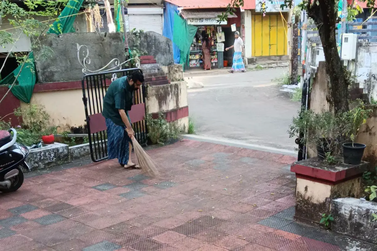 മുറ്റം അടിച്ചുവാരുന്ന പ്രൊഫസർ സി. രവീന്ദ്രനാഥ് എം.എൽ.എ