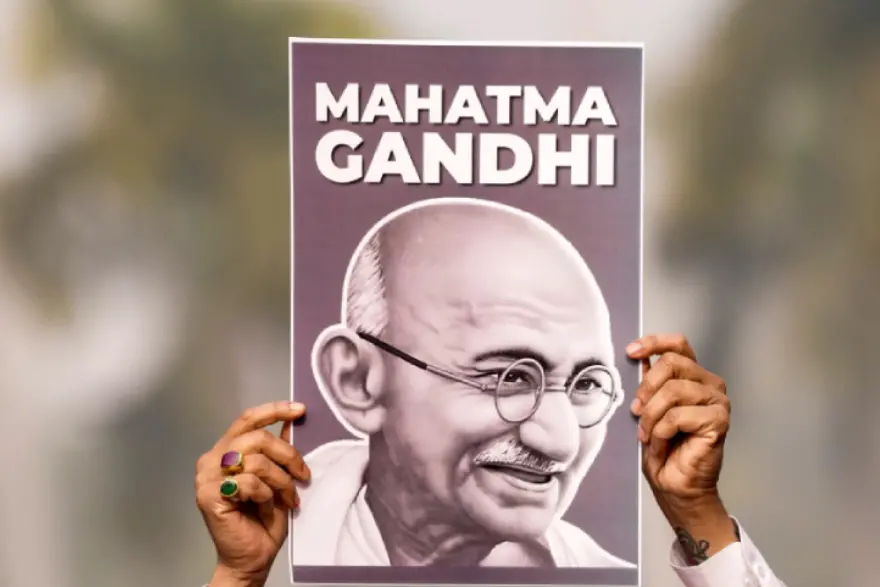 ‘കൂറ്റൻ കാറിലേറി നീങ്ങുന്നൂ ഗോഡ്സേ..’