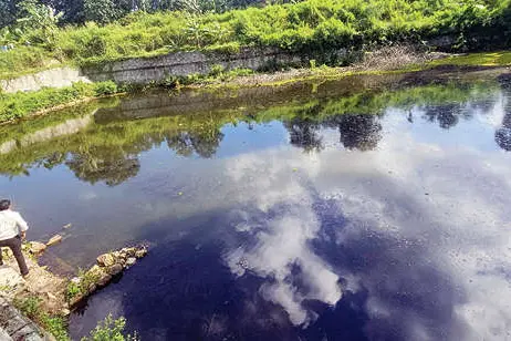 വല്യാംകുളം നവീകരിച്ചു; പക്ഷേ, വൃത്തിയാക്കണം