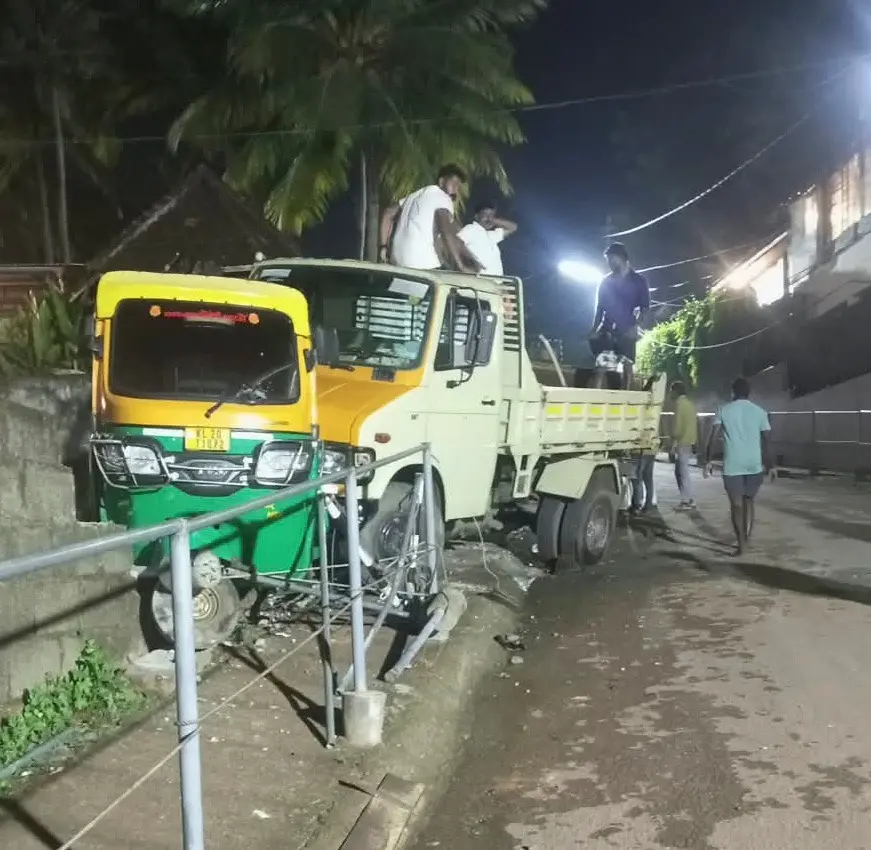 ലോറി ഓട്ടോറിക്ഷയുടെ പുറകില് ഇടിച്ചനിലയില്