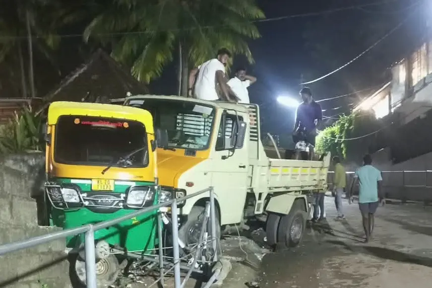 Lorry to Smash Auto in Vizhinjam