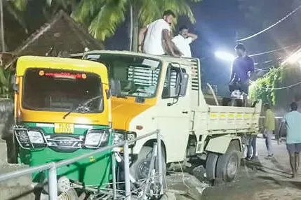 ബ്രേക്ക് പോയ ലോറി മൂന്ന് ഓട്ടോകൾ ഇടിച്ചുതകർത്തു