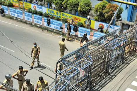 അടച്ചിട്ട് പോലീസ്; കുരുങ്ങി ജനം