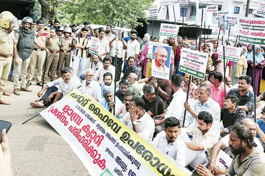 മാമ്പ്ര ക്വാറി: ജനകീയ സമരസമിതി പാലക്കാട്-ഒറ്റപ്പാലം സംസ്ഥാനപാത ഉപരോധിച്ചു