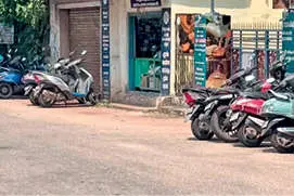 റെയിൽവേ സ്റ്റേഷൻ പാതയോരം കൈയേറി വാഹനങ്ങൾ