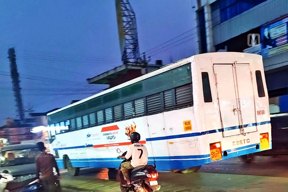 സംസ്ഥാനത്ത് ആദ്യമായി രൂപമാറ്റംവരുത്തി പുറത്തിറക്കിയ ബസ് വാന് | ഫോട്ടോ: മാതൃഭൂമി