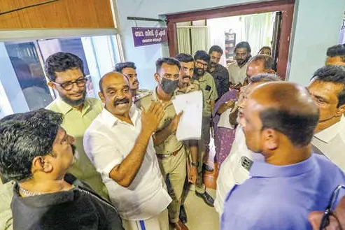 വ്യാപാരമേള; നഗരസഭാ സെക്രട്ടറിയെ ഉപരോധിച്ച് വ്യാപാരികൾ
