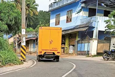 പാതയോരത്തെ വൈദ്യുതത്തൂണുകൾ അപകടക്കെണിയാകുന്നു