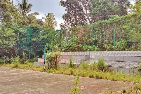 35 ലക്ഷം ചെലവിട്ടത് പാഴായി; വോളിബോൾ സ്റ്റേഡിയം കാടുകയറി