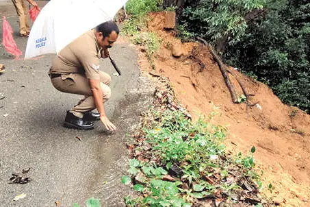 ഇടിഞ്ഞ റോഡുകൾ നവീകരിക്കുന്നില്ല, അപകടം പതിവാകുന്നു