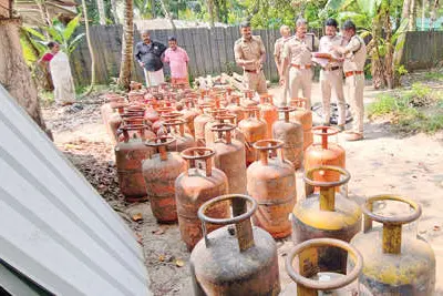 എരുവയിൽ വീട്ടിൽനിന്ന് 54 സിലിൻഡറുകൾ പിടികൂടി