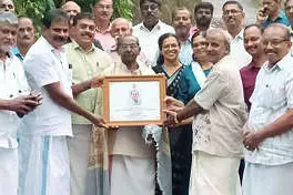 എം.എം. മാത്യുവിന് ഗാന്ധിയൻ പുരസ്കാരം സമ്മാനിച്ചു