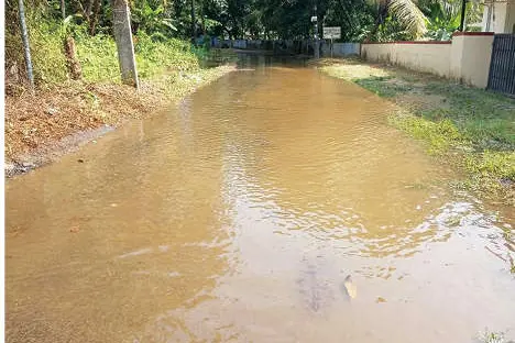 കനാലുകൾ വൃത്തിയാക്കിയില്ല; വെള്ളം പാതയിലൂടെ ഒഴുകുന്നു
