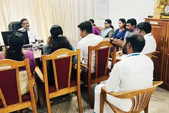 ഭരണസമിതി അംഗങ്ങൾ തദ്ദേശ ജോയിന്റ് ഡയറക്ടറെ ഉപരോധിച്ചു