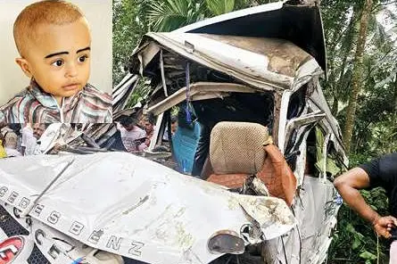 ട്രാവലർ മറിഞ്ഞു, 11 മാസം പ്രായമായ കുഞ്ഞിന് ദാരുണാന്ത്യം; ഗർഭിണിയെ പുറത്തെത്തിച്ചെത് സീറ്റ് വെട്ടിപ്പൊളിച്ച്, 22 പേർക്ക് പരിക്ക്