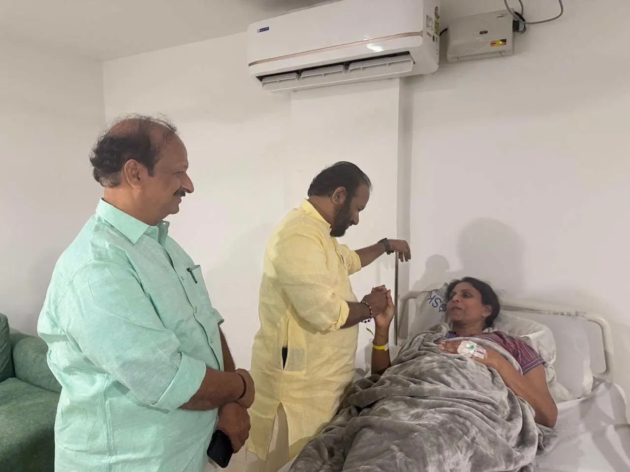 ആര്.ശ്രീലേഖയെ ആശുപത്രിയിലെത്തി സന്ദര്ശിക്കുന്ന എസ്.സുരേഷ് |സുരേഷ് ഫെയ്സ്ബുക്കില് പങ്കുവെച്ച ചിത്രം