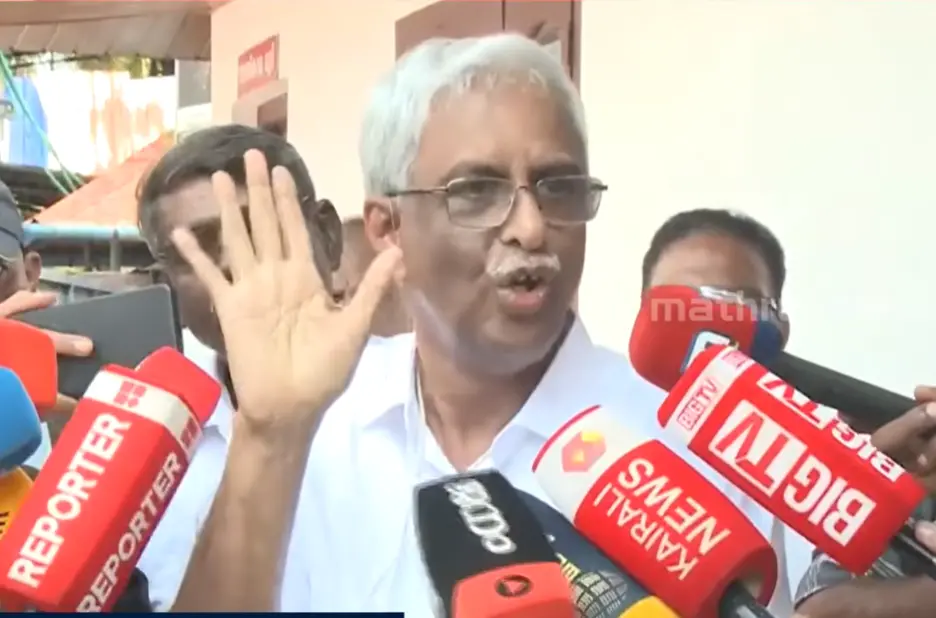 പി.നന്ദകുമാര് മാധ്യമങ്ങളോട് സംസാരിക്കുന്നു