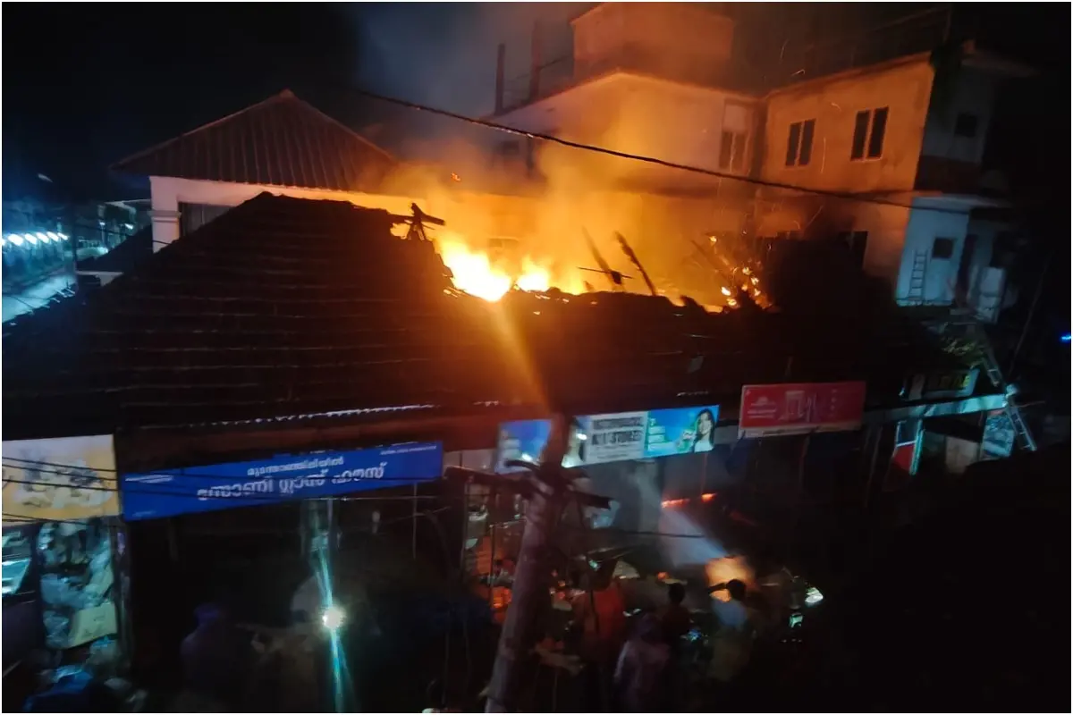 എടത്വാ ചന്തയ്ക്ക് സമീപത്തെ കടകളിൽ തീ പടരുന്നു