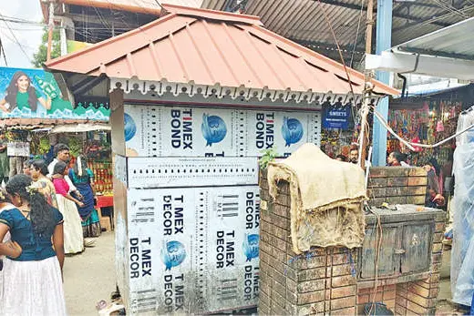 ഗുരുവായൂരിൽ വഴിമുടക്കി പോലീസ് എയ്ഡ്പോസ്റ്റ്