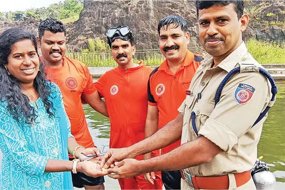സ്വർണത്താലി മുങ്ങിയെടുത്ത് അഗ്നിരക്ഷാ സേനാംഗങ്ങൾ
