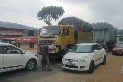 അമിതഭാരം വേണ്ട; ഈസ്റ്റ് ഒറ്റപ്പാലത്ത് ട്രെയ്ലർ ലോറി തടഞ്ഞ് മോട്ടോർവാഹനവകുപ്പ്