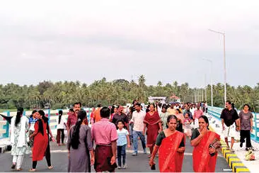 മാക്കേക്കടവ്-നേരേകടവ് പാലം കാണാൻ തിരക്കേറുന്നു