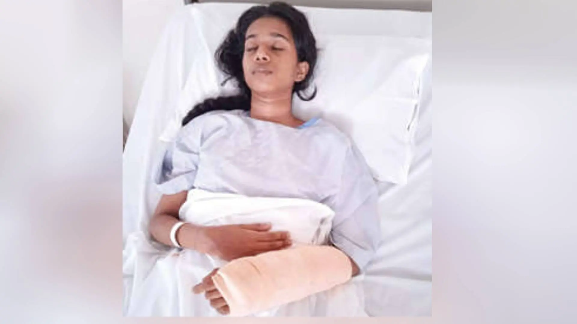 കാട്ടുപോത്തിന്റെ ആക്രമണത്തില് പരിക്കേറ്റ് മംഗളൂരുവിലെ ആശുപത്രിയില് കഴിയുന്ന ജിതിന.