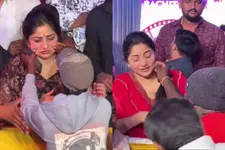 കവിളിൽ പിടിച്ചുവലിച്ച് ആരാധകരുടെ സ്നേഹപ്രകടനം; അതിരുവിട്ട പെരുമാറ്റത്തിൽ ഞെട്ടി നടി രചിത റാം