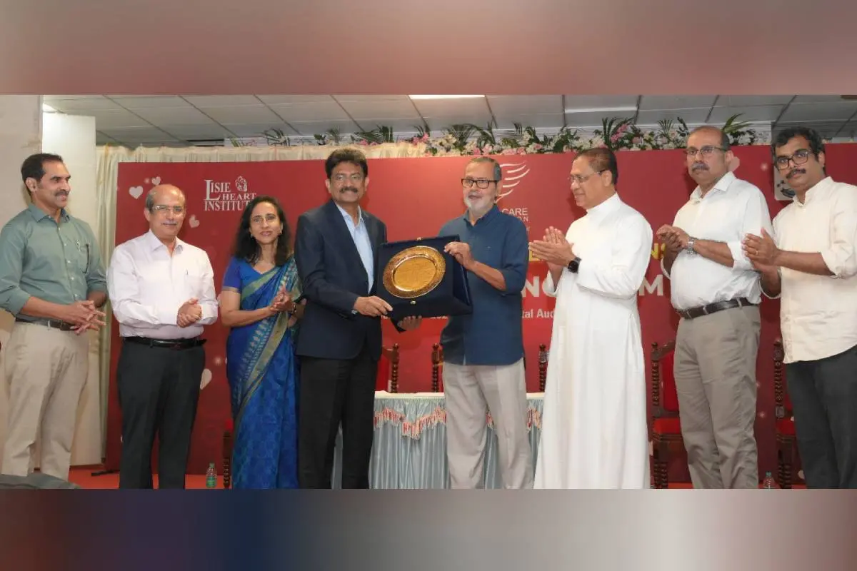 ഹാർട്ട് കെയർ ഫൗണ്ടേഷൻ്റെ ഈ വർഷത്തെ വൊക്കേഷണൽ എക്സലൻസ് പുരസ്കാരം കൊച്ചൗസേപ്പ് ചിറ്റിലപിള്ളിയിൽ നിന്നും ഡോ തോമസ് കോശി ഏറ്റുവാങ്ങുന്നു. (ഇടതു നിന്ന്) ഡോ ജേക്കബ് എബ്രഹാം, ഡോ ജോസ് ചാക്കോ പെരിയപ്പുറം, ഡോ ലാലി, ഫാദർ. ഡോ പോൾ കരേടൻ, ഡോ ജോൺ ടി ജോൺ, ഡോ ജോ ജോസഫ് എന്നിവർ സമീപം