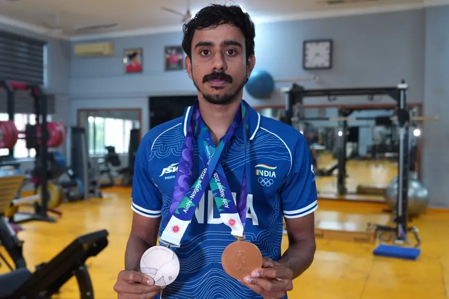ഷൂ വാങ്ങാൻ പെയിന്റിങ് പണി; ഇന്ന് രാജ്യത്തിനായി ഇരട്ട മെഡൽ, പ്രയാസങ്ങളെ ഓടിത്തോൽപ്പിച്ച മനുവിന്റെ പോരാട്ടം