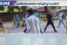 പോലീസ് ബസ്സിന്റെ താക്കോലുമായി ഓടിപ്പോവുക; സമരഭൂമിയിൽ ജെൻസീകളുടെ വേറിട്ട പ്രതിഷേധം