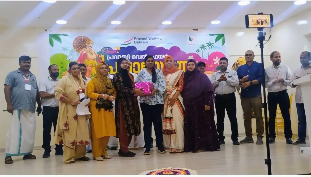 പ്രവാസി മിത്ര ക്വിസ് വിജയ് അഖില ദാസിന് സമ്മാനം കൈമാറുന്നു