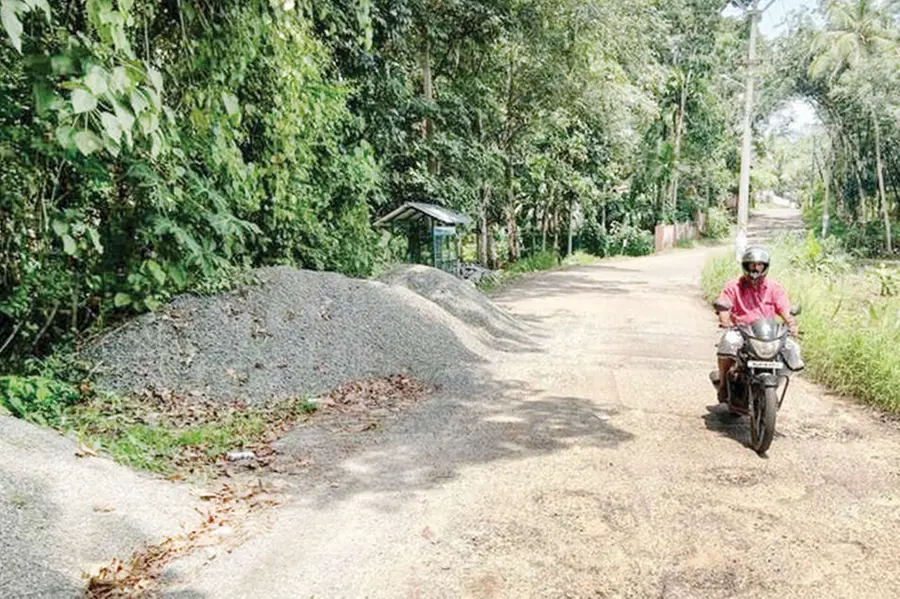 എം.ജി. റോഡ് തകർന്നു, യാത്രക്കാർ തളർന്നു