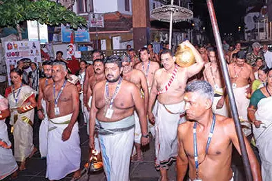 ശ്രീപദ്മനാഭസ്വാമി ക്ഷേത്രത്തിൽ അല്പശി ഉത്സവം; മണ്ണുനീർകോരൽ നടന്നു