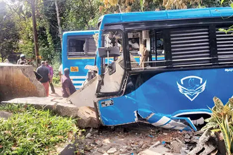 നെല്ലാട് സ്വകാര്യ ബസ് മതിലിലിടിച്ച് യുവതിക്ക് പരിക്കേറ്റു