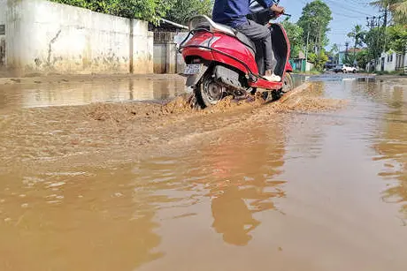 മഴപെയ്താൽ തോടാകും വെള്ളമിറങ്ങിയാൽ റോഡാകും