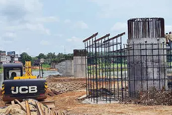 മഴവിട്ടു; പട്ടാമ്പിയിലെ പുതിയ പാലംനിർമാണം പുനരാരംഭിച്ചു