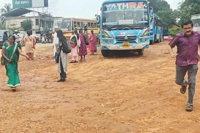 പൊടിമണ്ണിൽ കയറിയിറങ്ങി ബസുകൾ; പൊടിതിന്നു മടുത്ത് ജനം