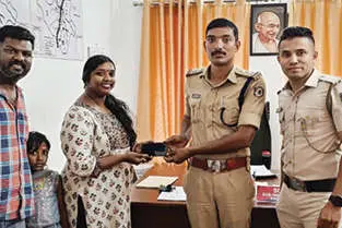 നഷ്ടപ്പെട്ട ഫോണുകൾ ഉടമകൾക്ക് കൈമാറി വൈത്തിരി പോലീസ്