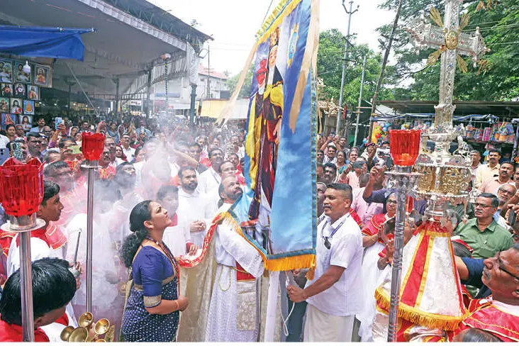 മാഹി തിരുനാളിന് കൊടിയേറി