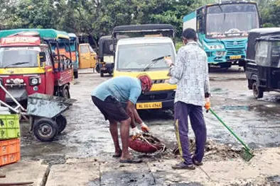 മടക്കര മീൻപിടിത്ത തുറമുഖത്ത് അധികൃതരെത്തി; മാലിന്യം നീക്കിത്തുടങ്ങി