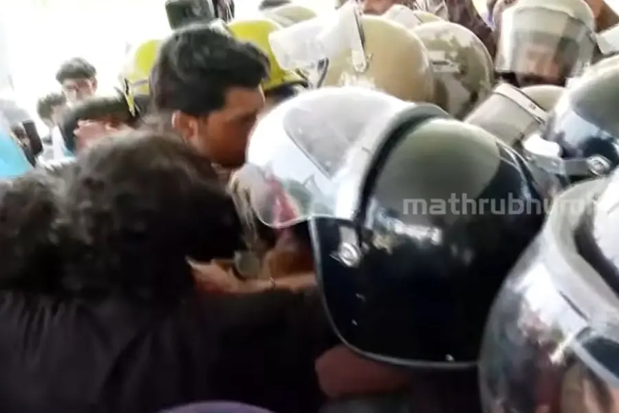 വന്ദേമാതരം സെമിനാറിനെതിരെ കേന്ദ്ര സർവകലാശാലയിൽ വിദ്യാർഥി പ്രതിഷേധം; പൊലീസും വിദ്യാർഥികളും നേർക്കുനേർ