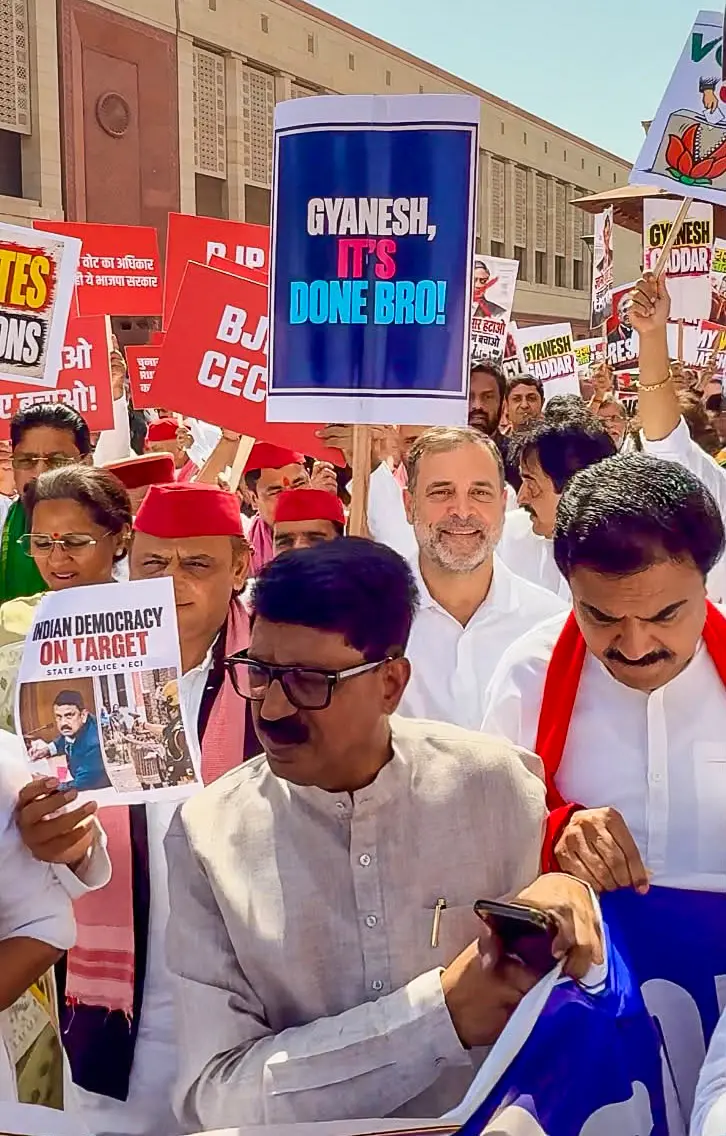 തിരഞ്ഞെടുപ്പ് വോട്ടർ പട്ടികയിലെ ക്രമക്കേടുകൾക്കെതിരെ മുഖ്യ തിരഞ്ഞെടുപ്പ് കമ്മീഷണർ ഗ്യാനേഷ് കുമാറിന്റെ രാജി ആവശ്യപ്പെട്ട് ഇൻഡ്യ മുന്നണിയുടെ നേതൃത്വത്തിൽ നടത്തിയ പ്രതിഷേധ മാർച്ചിൽ ലോക്സഭാ പ്രതിപക്ഷ നേതാവ് രാഹുൽ ഗാന്ധി പ്ലക്കാർഡ് ഉയർത്തിപ്പിടിക്കുന്നു. | Photo: AICC/ANI Photo