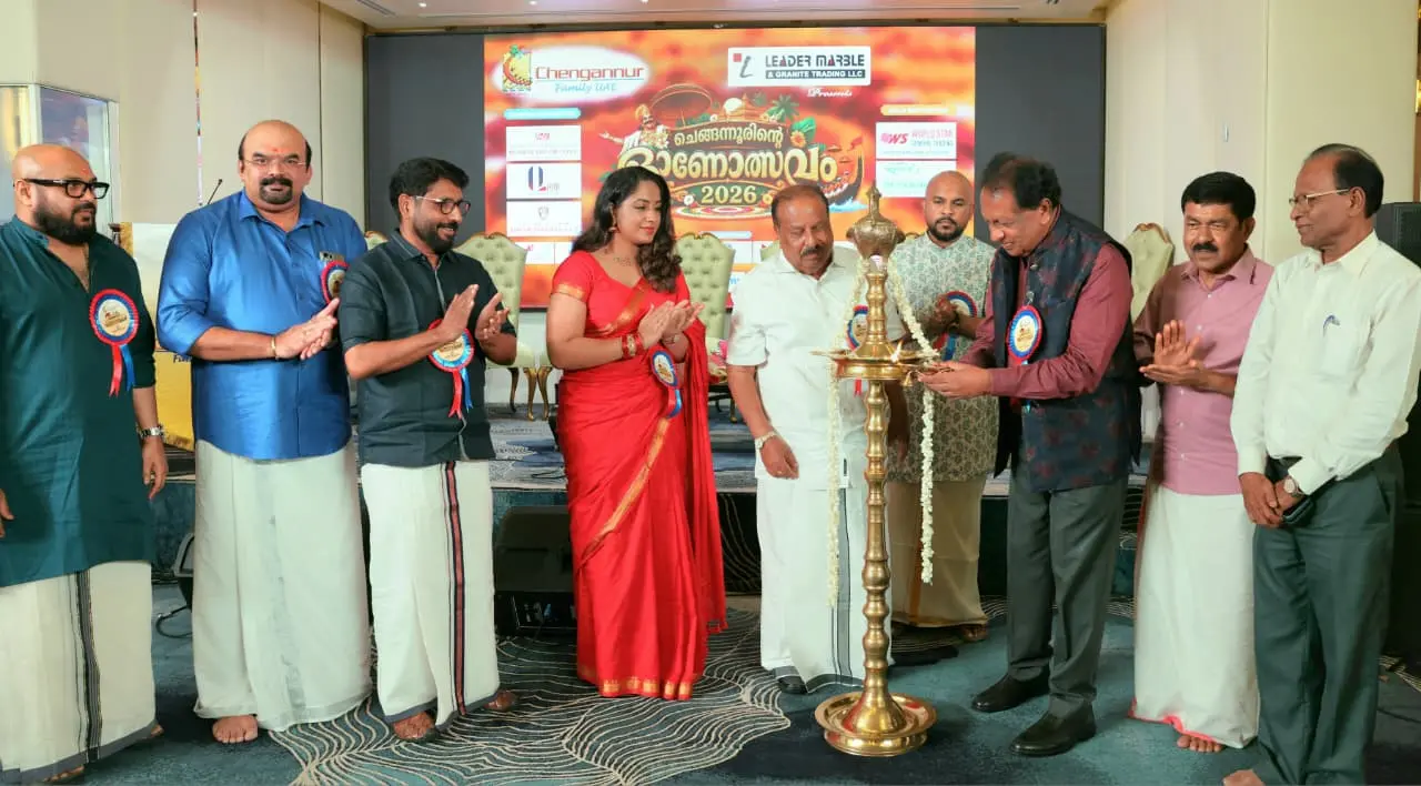 ഓണോത്സവം ടി.പി ശ്രീനിവാസൻ ഉദ്ഘാടനം ചെയ്യുന്നു.
