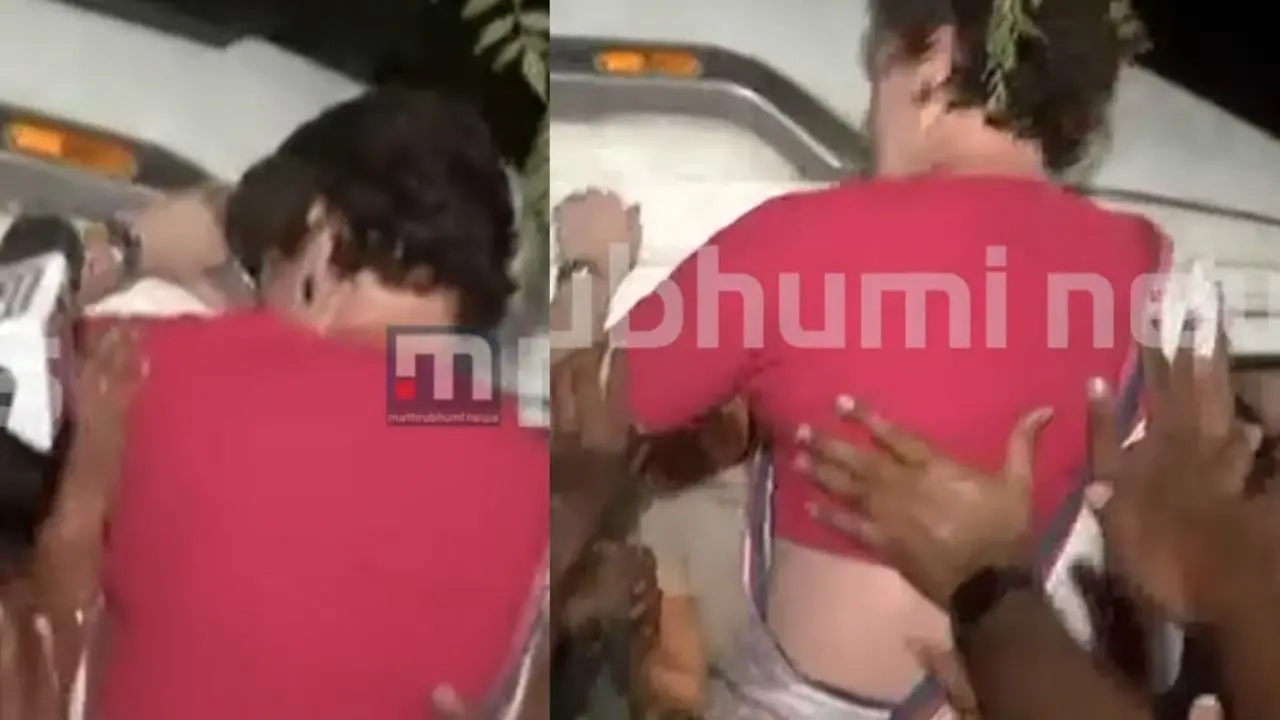 പ്രിയങ്കാ ഗാന്ധി പോലീസ് വാനിൽനിന്നും പുറത്തിറങ്ങുന്നു